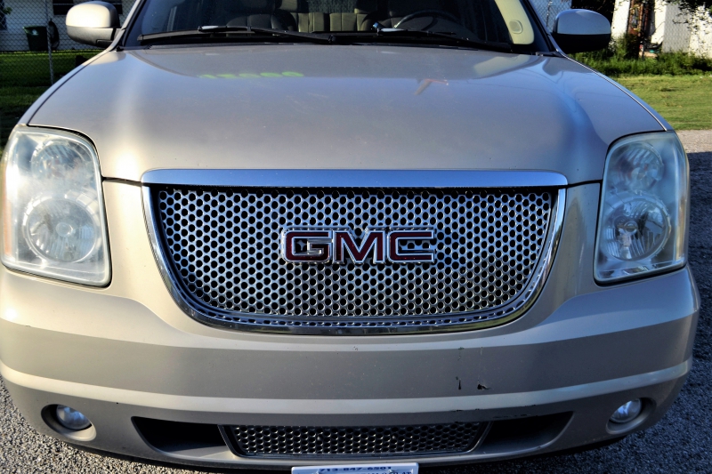 concession-auto-LA ROQUEBRUSSANNE-min_gmc-yukon-truck-grill-2828425